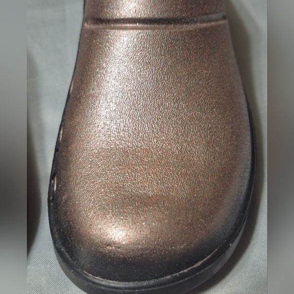 OOFOS Women's Size 9 Bronze Glitter Slip-On Clogs - Picture 2 of 10
